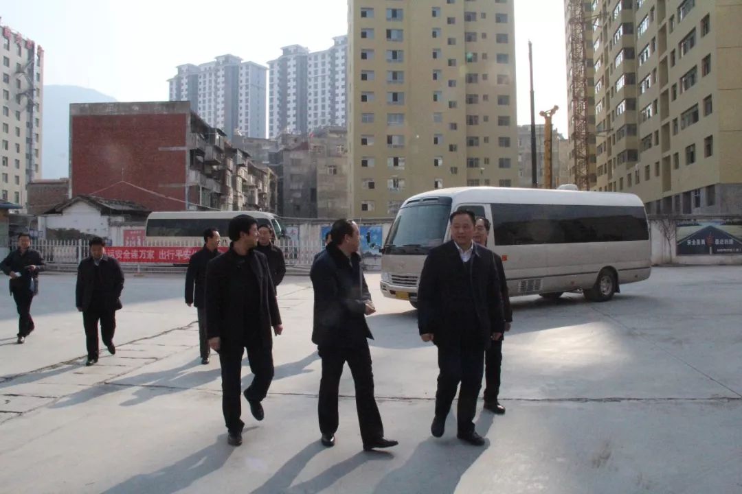 隴南市委常委、常務(wù)副市長(zhǎng)張慶宏、副市長(zhǎng)徐世林、市人大副主任陳榮等一行深入隴運(yùn)集團(tuán)公司武都汽車站開展春節(jié)前走訪慰問(wèn)活動(dòng)