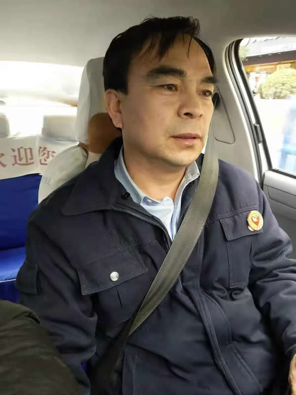 【拾金不昧】為隴運(yùn)集團(tuán)潤祥出租車公司駕駛員“王劉德”點(diǎn)贊！！