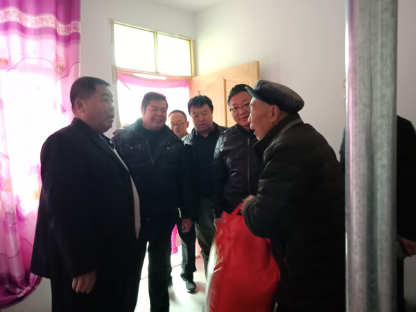 隴運(yùn)集團(tuán)公司開展“解難題、辦實(shí)事、送溫暖”主題黨日活動