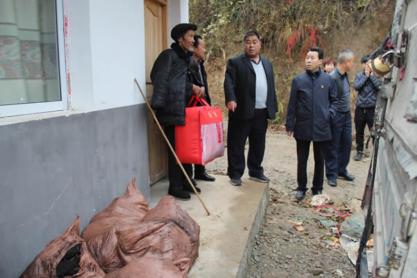 隴運(yùn)集團(tuán)公司開展“解難題、辦實(shí)事、送溫暖”主題黨日活動